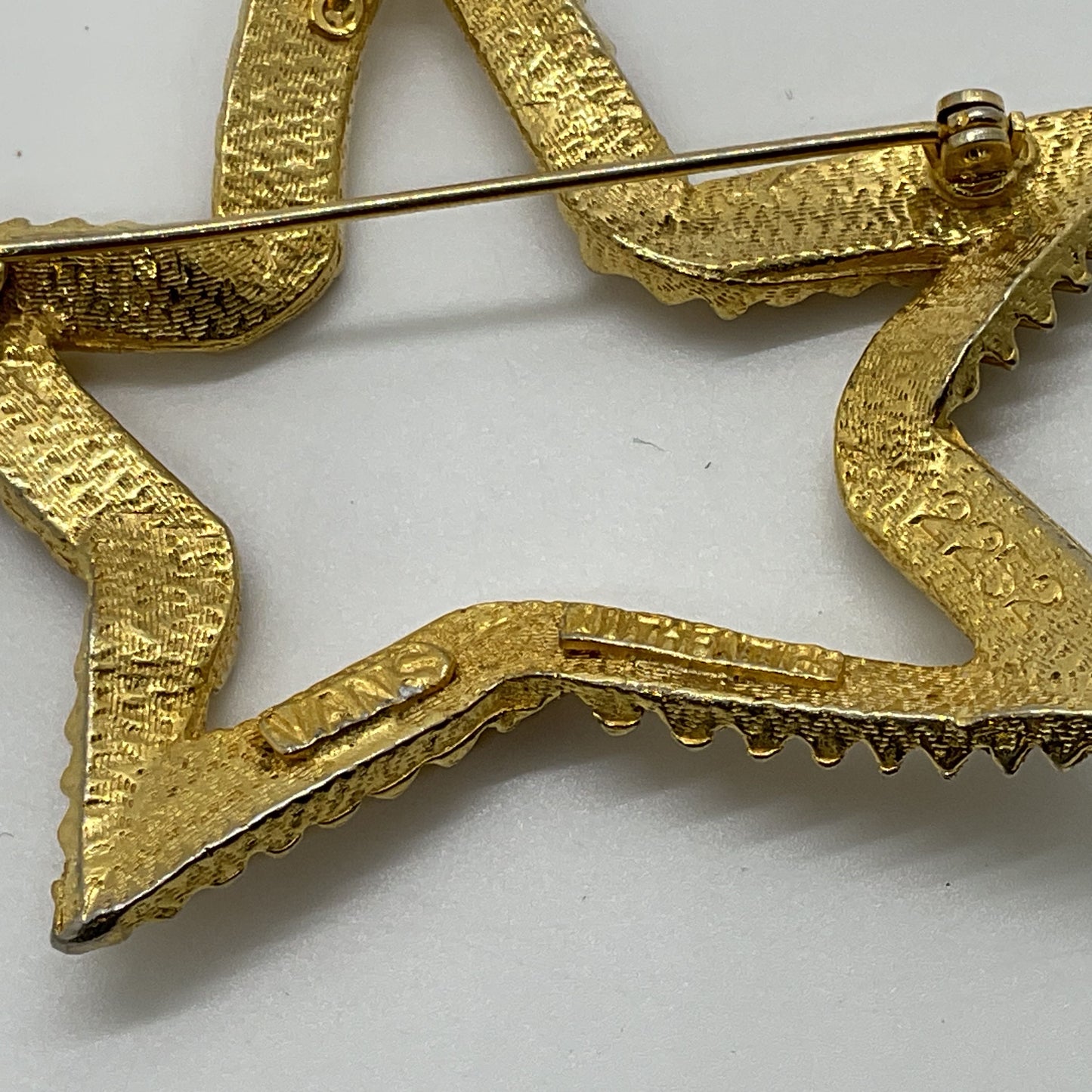VTG. VANS Authentics Gold Tone Textured Star Brooch- 2.5"