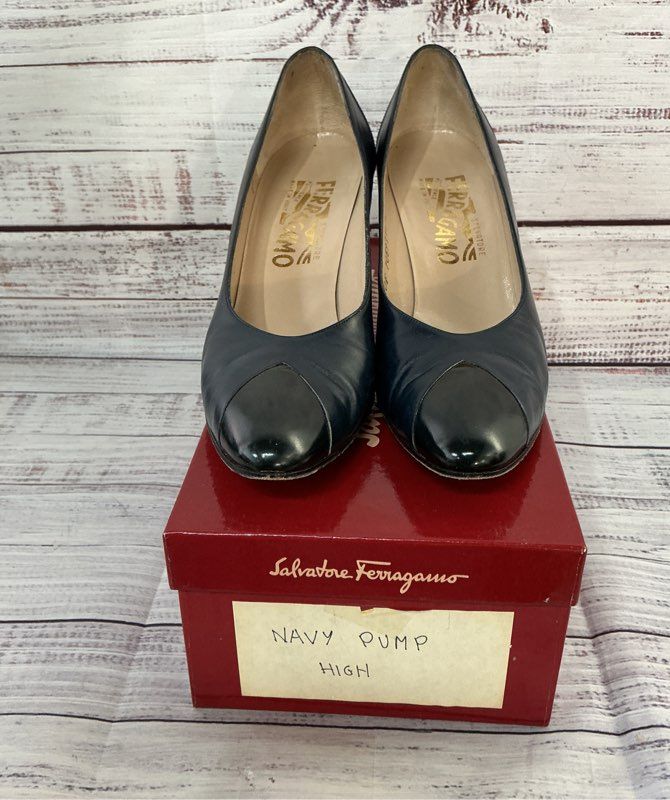 Used with Box Salvatore Ferragammo Navy Pump Heel Size 8 AA (Narrow)