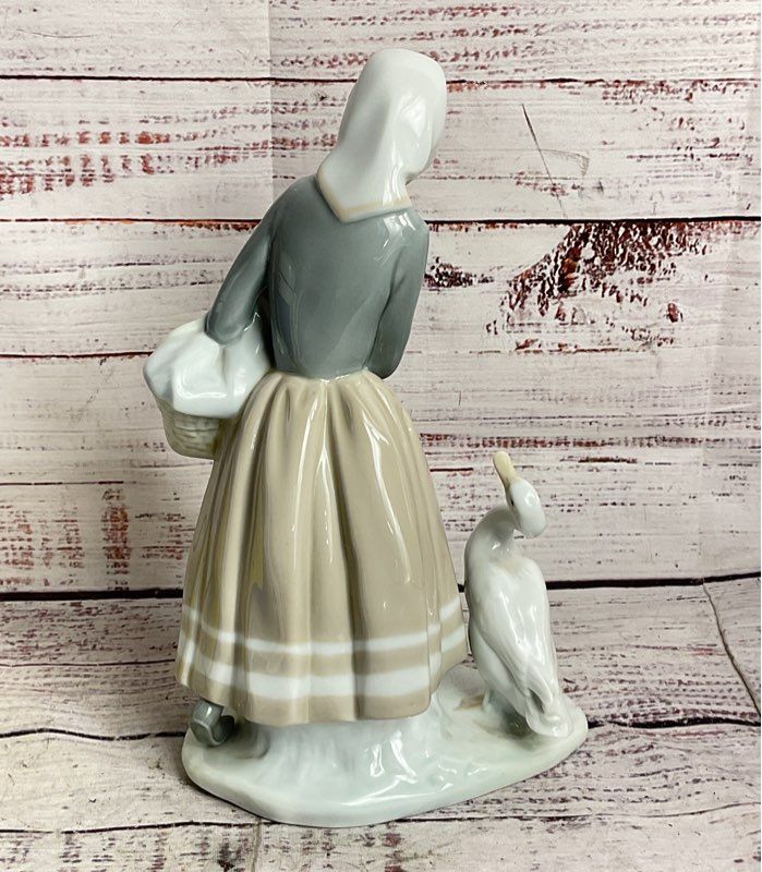 Lladró Shepherdess with Ducks 4568 Fulgencio García 9" Porcelain Figurine