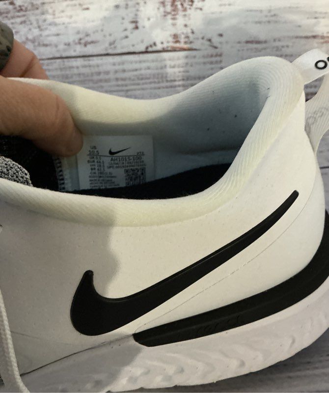 Men's Nike Odyssey React White And Black Sneakers Size 10.5