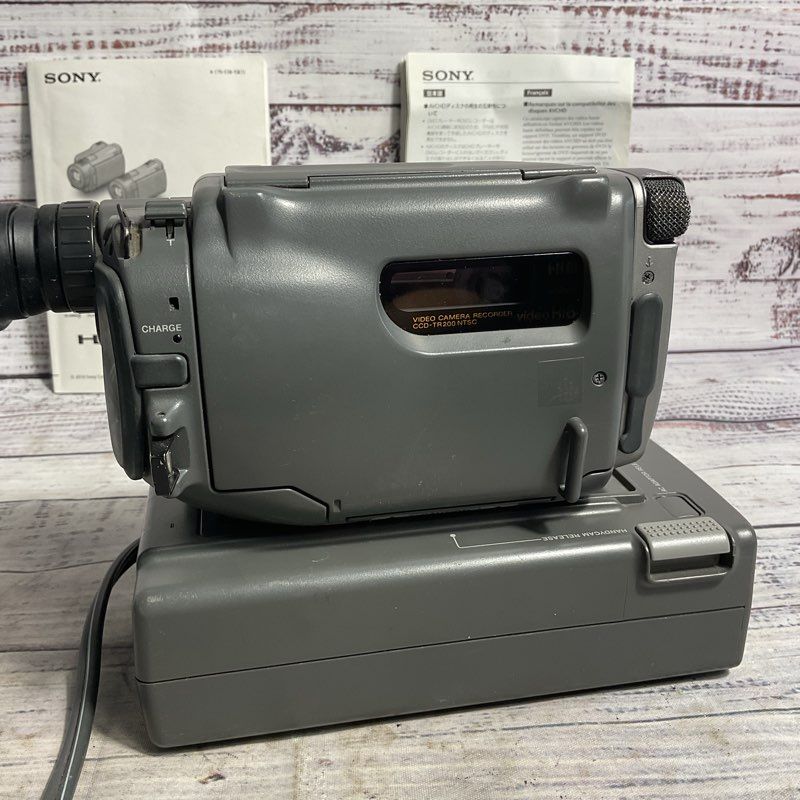 VTG. Sony Video Hi8 Handycam CCD-TR200 Handheld Camera w/ Charging Base *PARTS*
