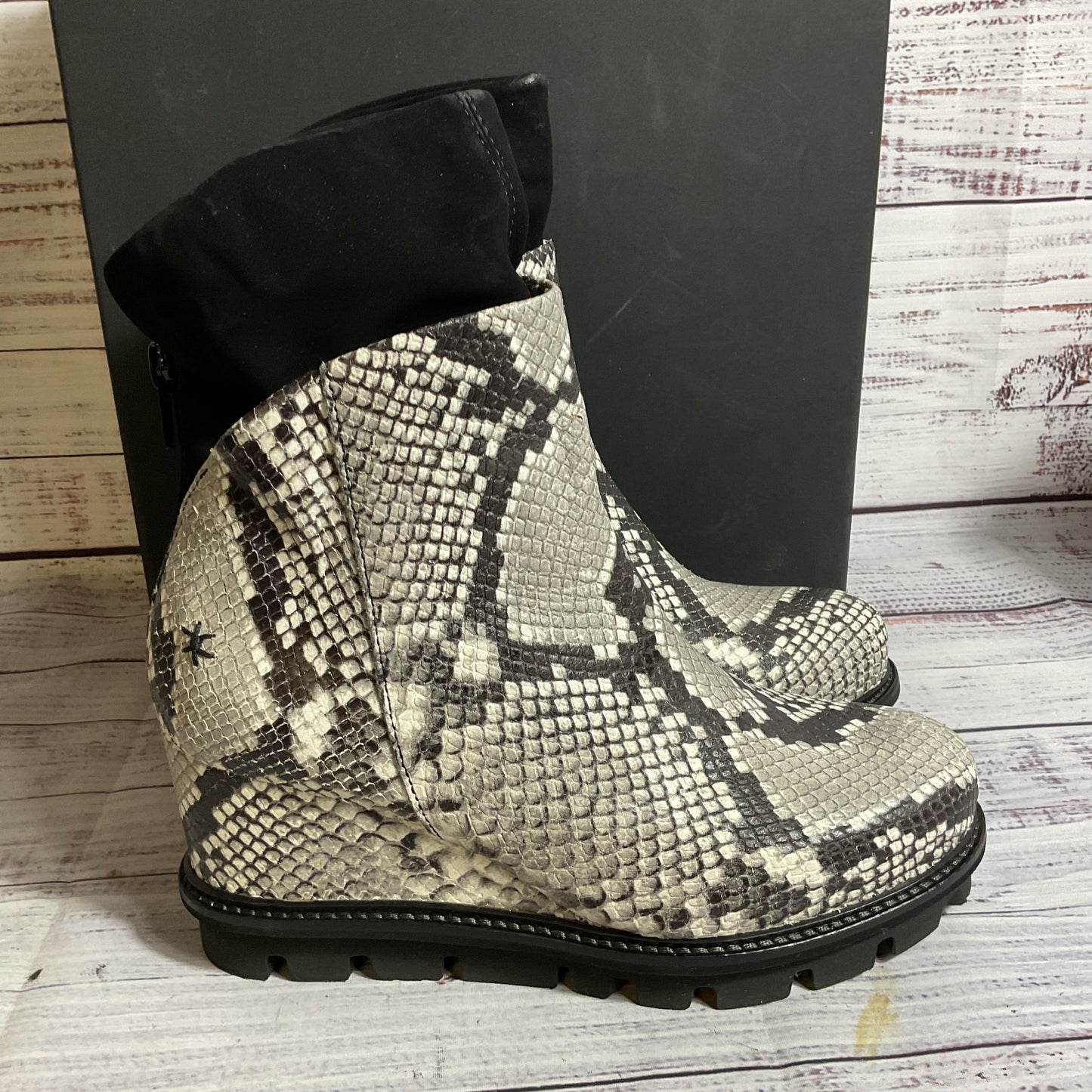 NWB PATRIZIA BONFANTI Python Embossed Leather Stretch Ankle Boots- SZ 36/ 6 US