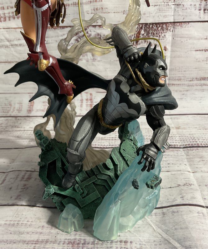 Injustice: Gods Among Us Collector's Edition PS3 Batman Wonder Woman PVC Statue