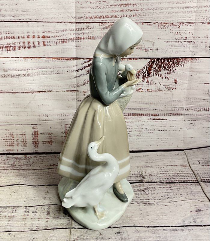 Lladró Shepherdess with Ducks 4568 Fulgencio García 9" Porcelain Figurine