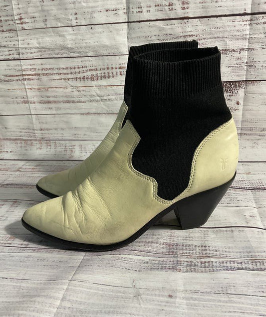 FRYE LILA Sock Short Ankle Boots Women's Size 8.5 Pull On Pointed Toe Off White