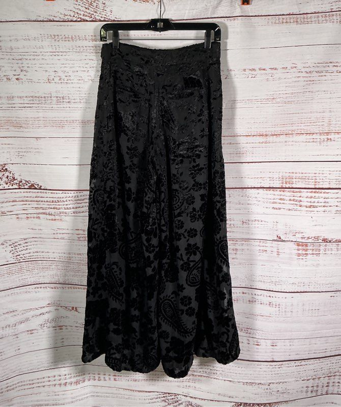 Women's Anthropologie Black wide leg Pants with velvet floral appliques Size 0