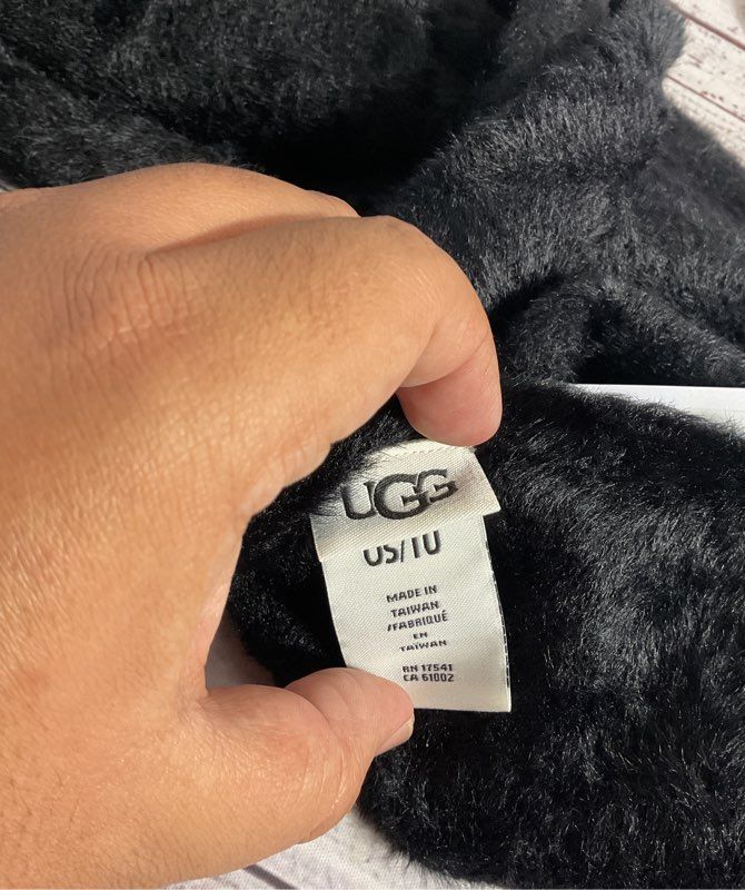 NWT UGG Women's Plush Knit Black Scarf