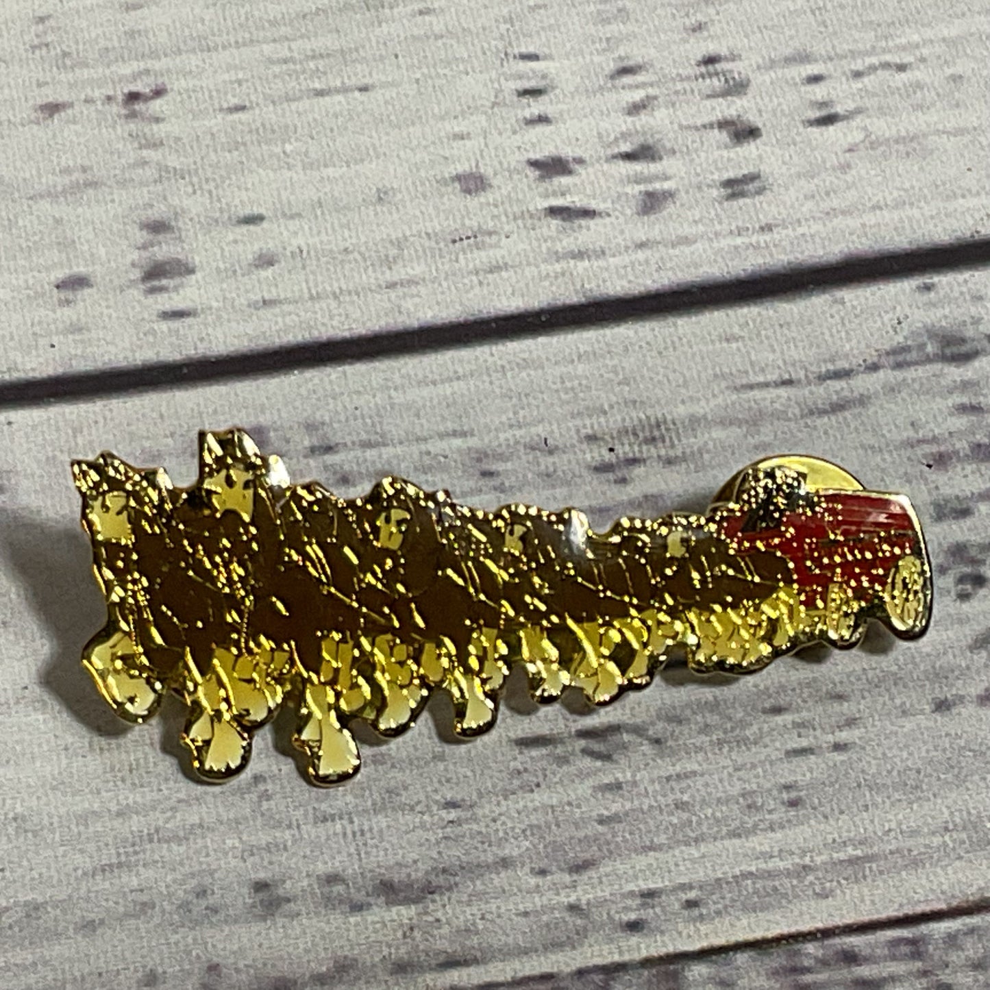 VINTAGE ANHEUSER BUSCH Clydesdales Horses Wagon Vintage Lapel Pin