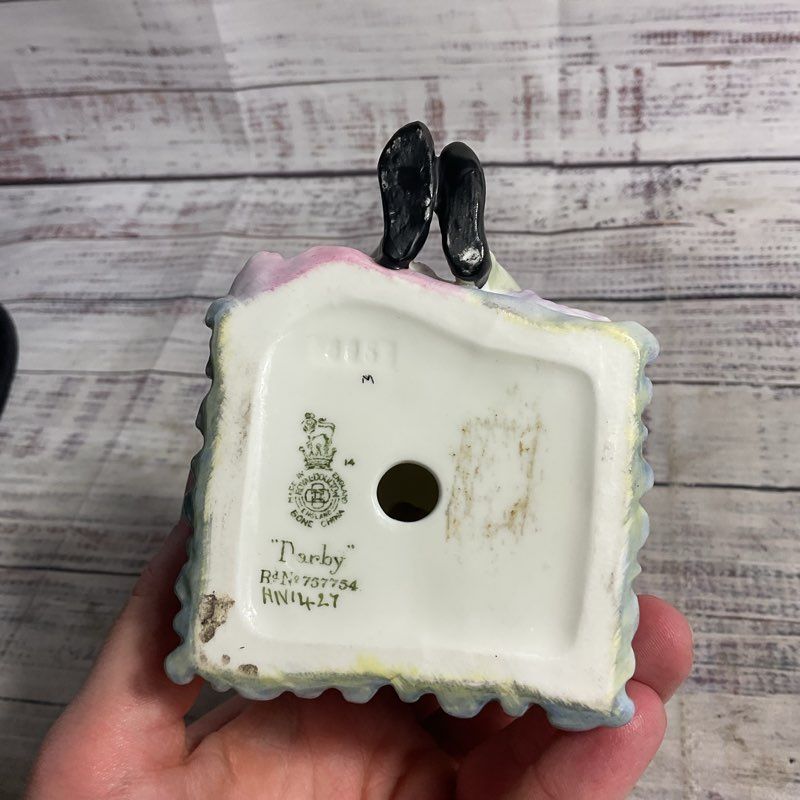 VTG. Royal Doulton Darby Hn1427 Rare Man In Chair 6" Porcelain Figurine