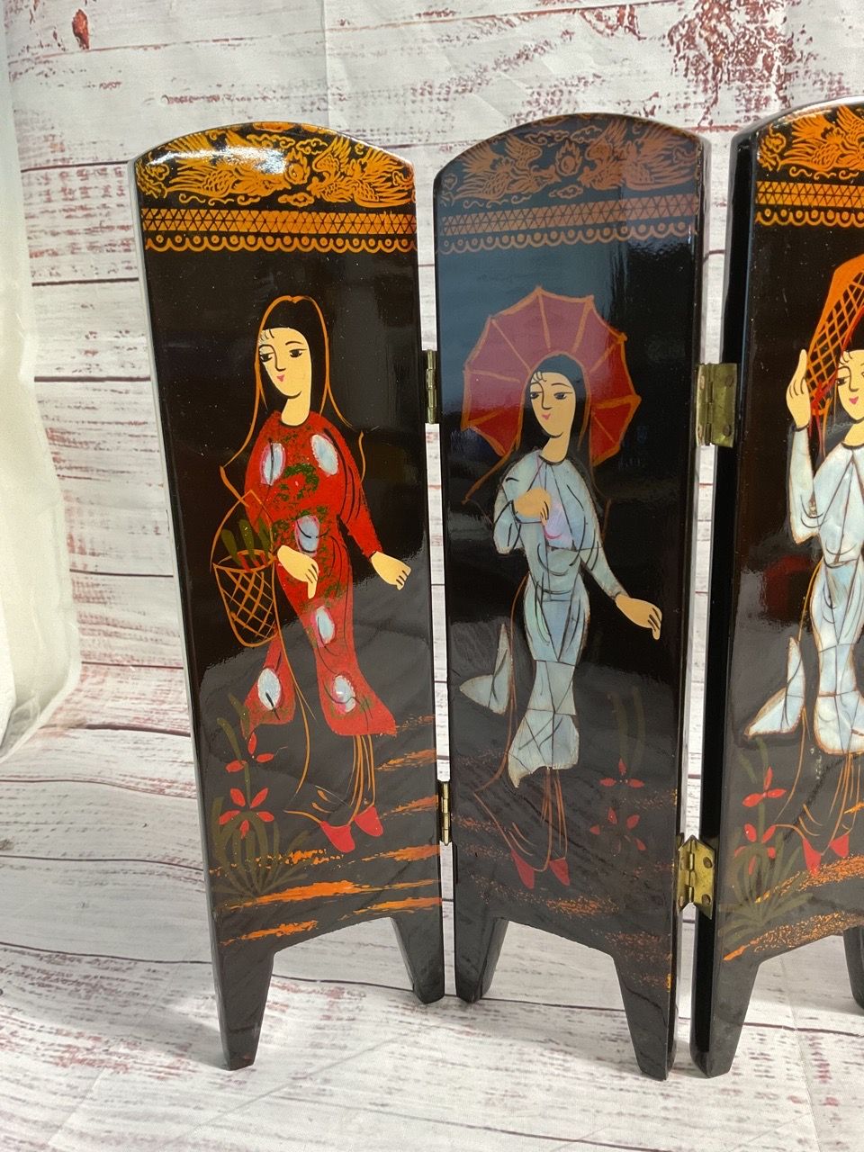 Vintage 6 Panel Lacquered Screen Hand Painted Woman Mother Of Pearl