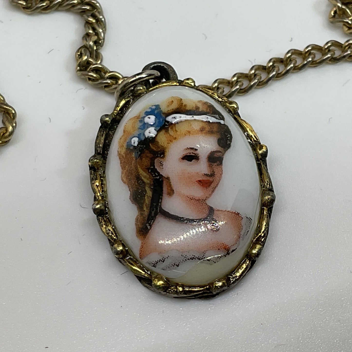 VTG./ANTIQUE LIMOGES Gold Tone Hand Painted Porcelain Cameo Portrait 1" Pendant