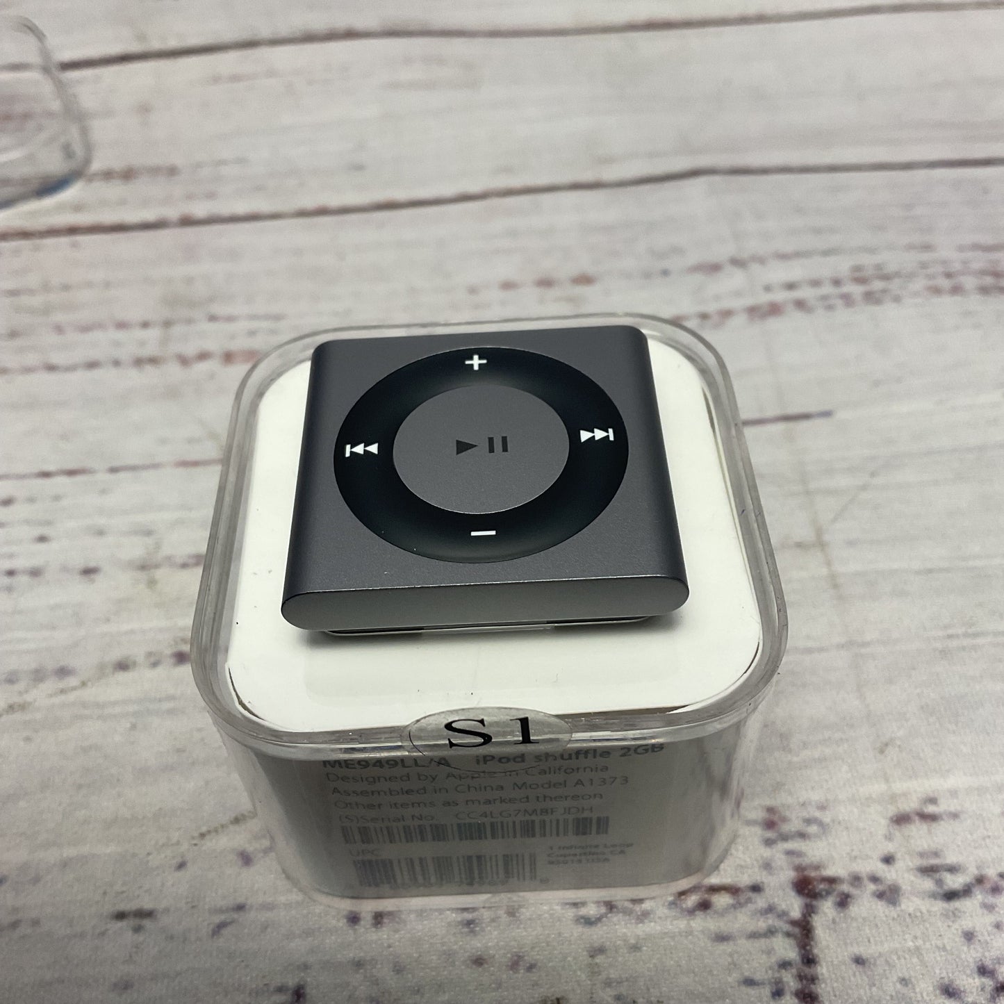 Apple iPod Shuffle 4th Generation 2GB ME949LL/A Space Gray New No Cable