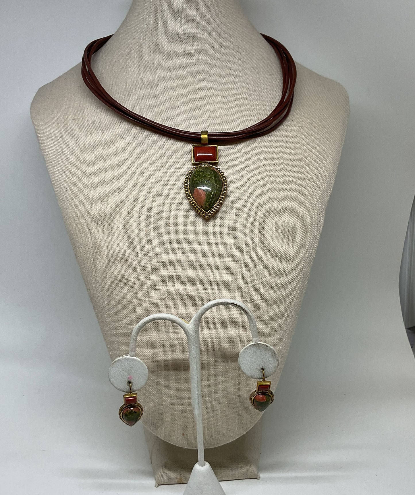 ROMAN Gold Tone Leather Vintage Necklace & Earrings Set Semi-precious stone