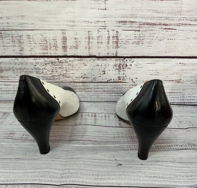 Women's Vtg Salvatore Ferragammo White And Black Spectator Pump Size 8.5 Narrow