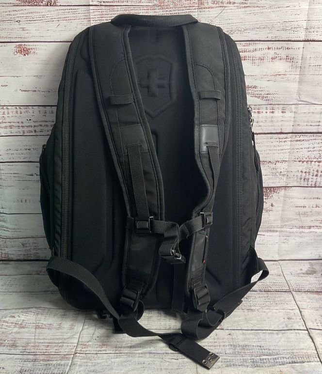 Victorinox Swiss Army Altmont 3.0 Vertical-Zip Laptop Backpack Black