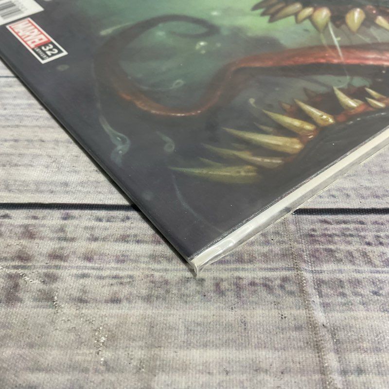 Venom #32 Vs. Alien Variant Ryan Brown Marvel Comics Ungraded