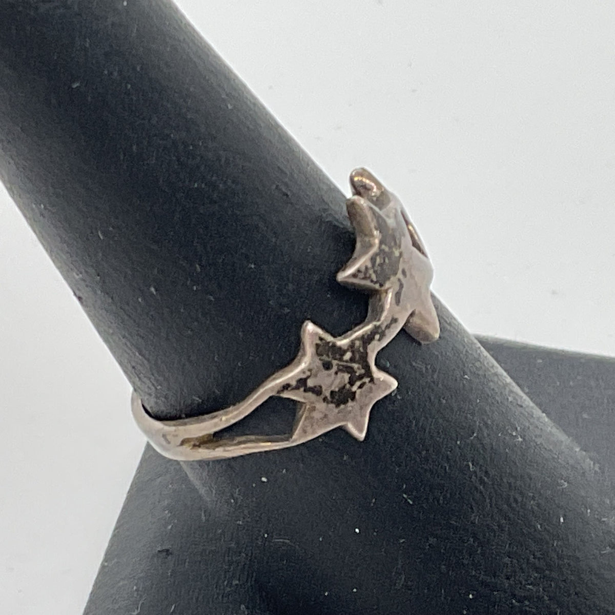 VTG. Sterling Silver 3 Star Detail SZ 8 Ring- 2.46g