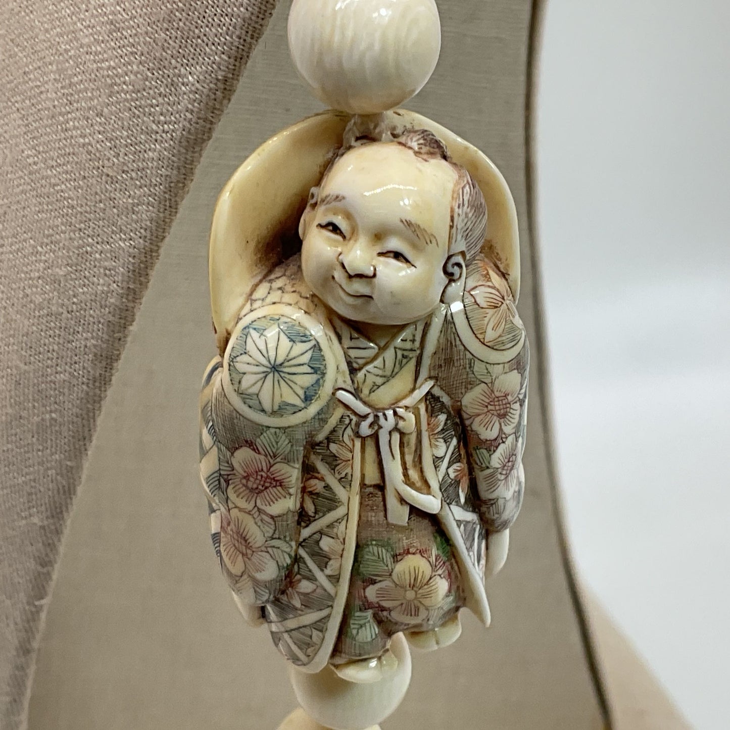 VTG./ANTIQUE Carved Bone Netsuke Pendant & Beaded Necklace