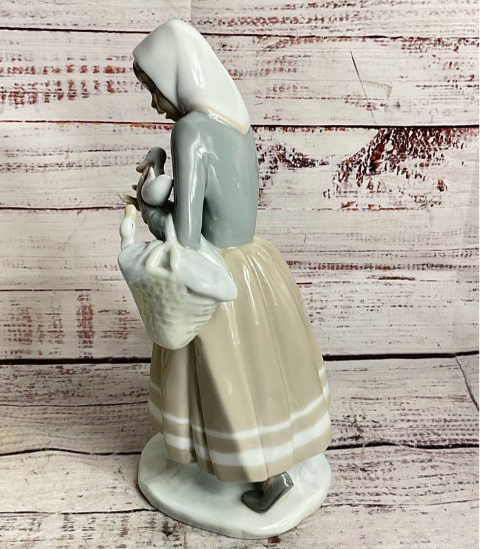 Lladró Shepherdess with Ducks 4568 Fulgencio García 9" Porcelain Figurine