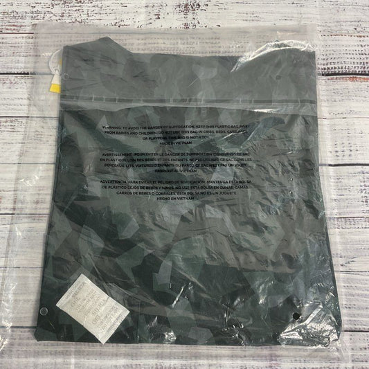 NWT Figs Freex Lined Catarina One Pocket Scrub in Dark Green Camo - Size M