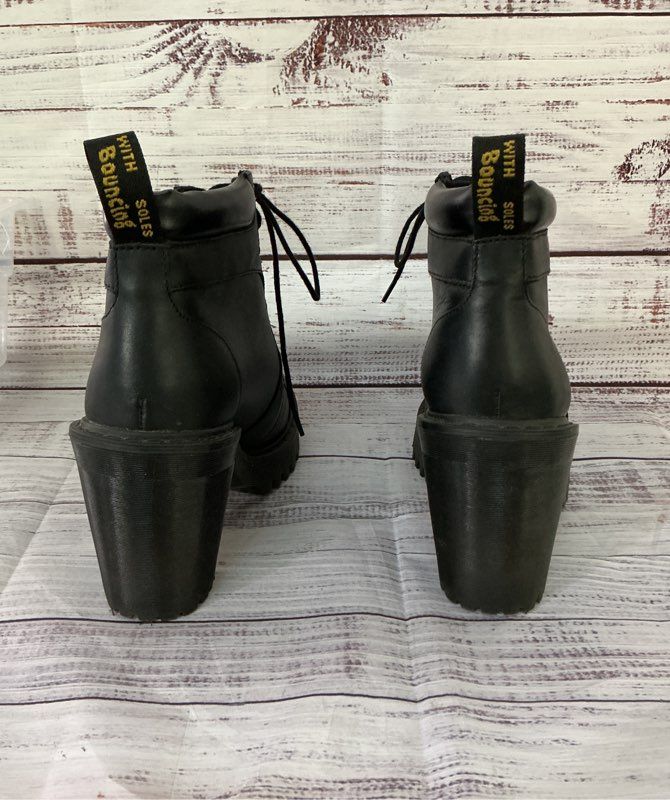 NWOB Women's Dr. Martens Black Averil Ankle Heeled Boots Size 7 Retail $170