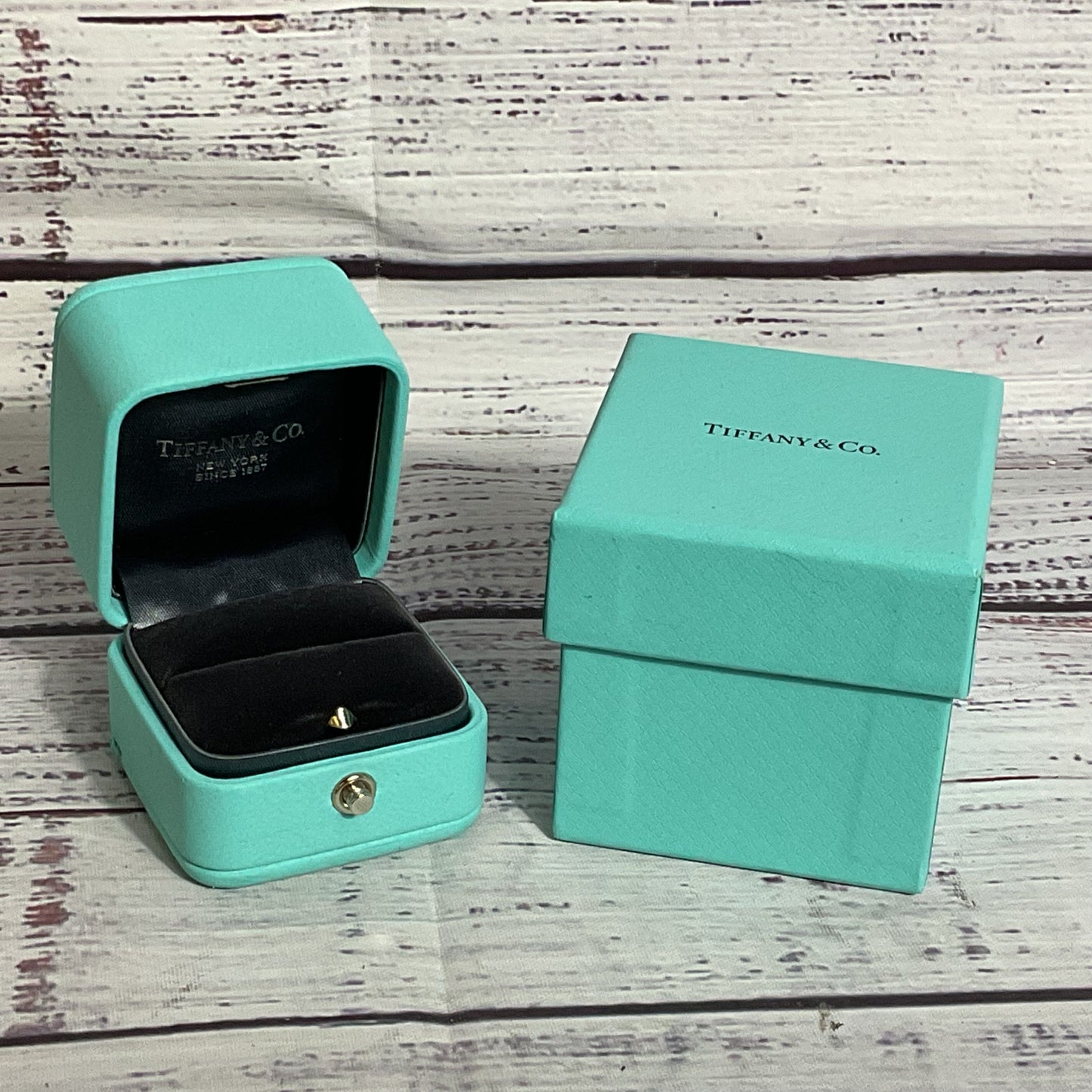 TIFFANY & CO. Tiffany Blue Ring Case and Box