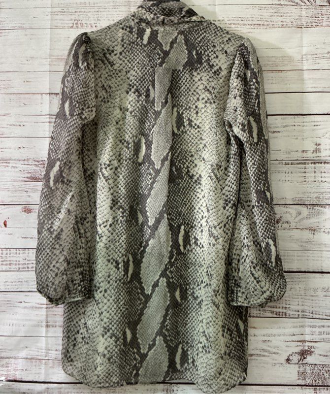 Diane Von Furstenberg Gray Animal Print Silk Blouse with tie scarf Size 2