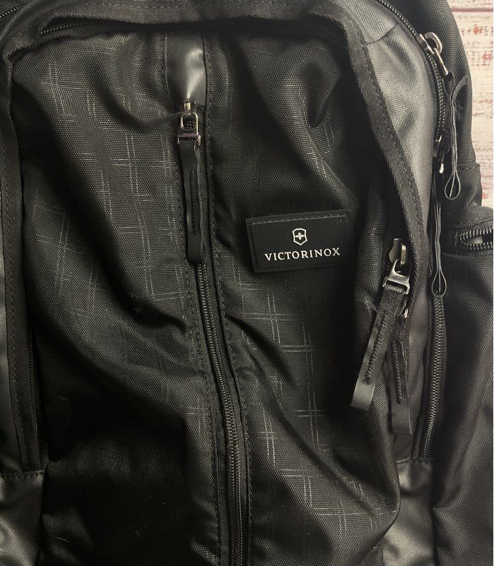 Victorinox Swiss Army Altmont 3.0 Vertical-Zip Laptop Backpack Black