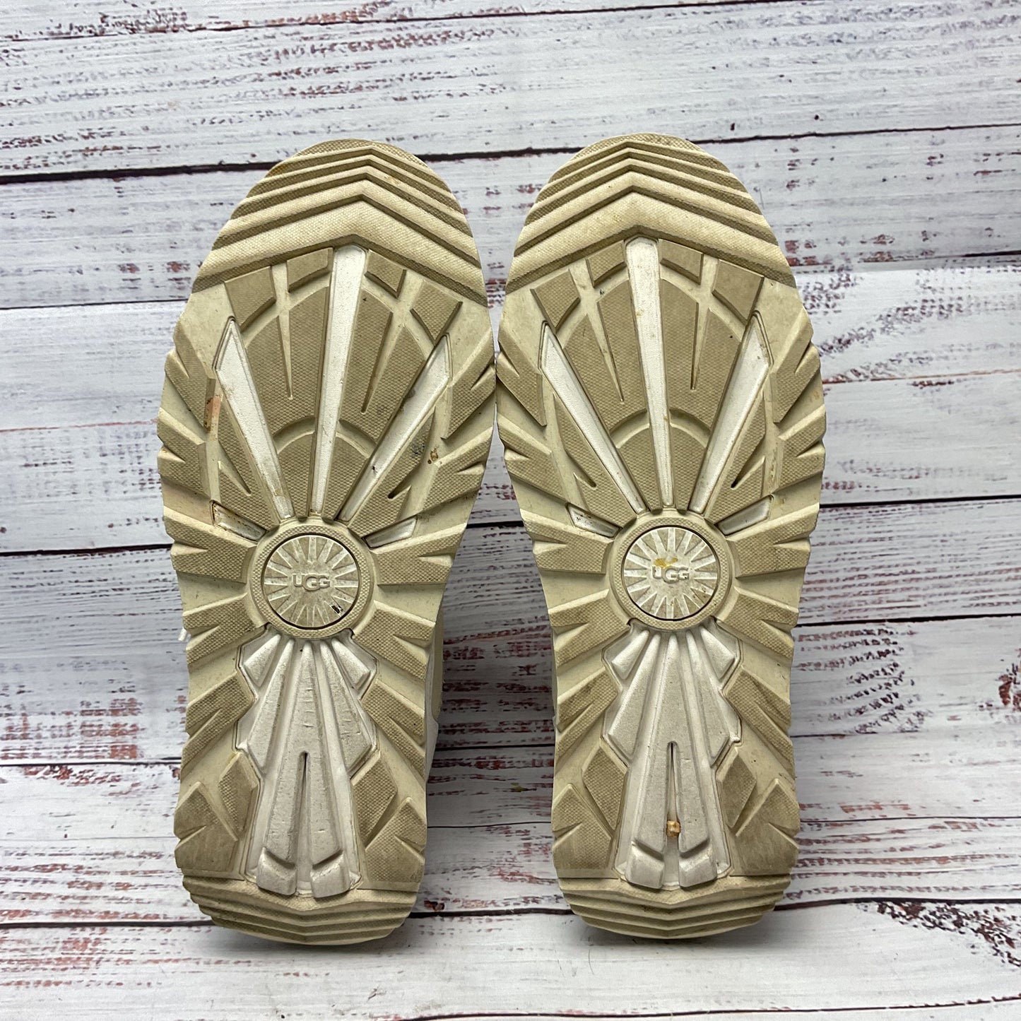 Ugg CapTrail Beige Low Suede Sneaker Shoe Women Size 7