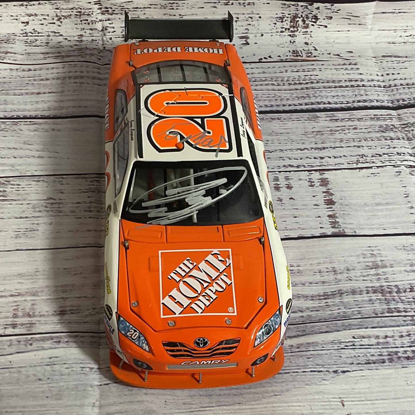 Signed 2009 JOEY LOGANO #20 The Home Depot New Hampshire 1:24 NASCAR Diecast