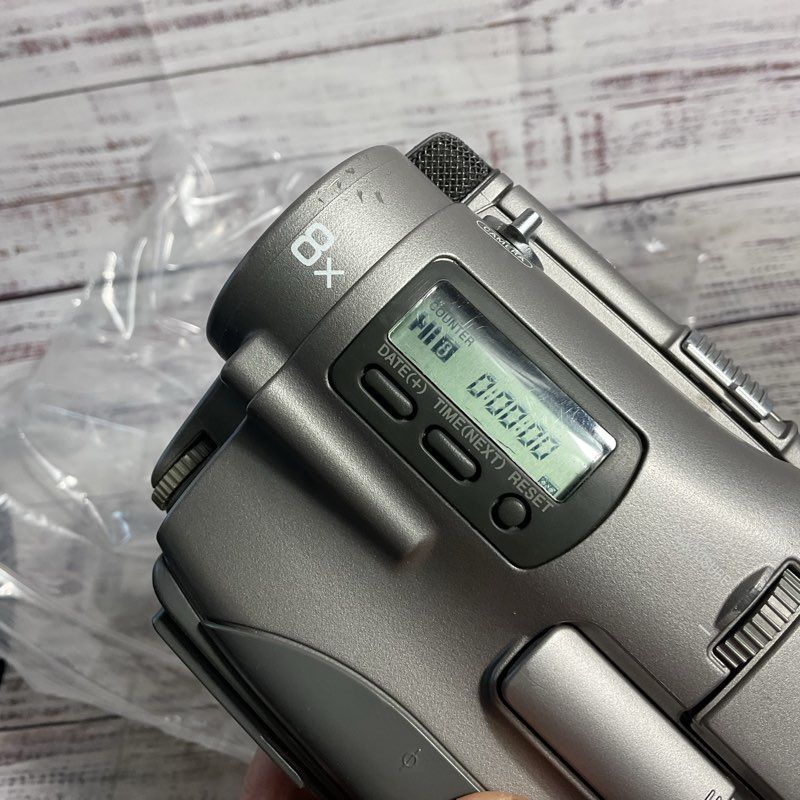 VTG. Sony Video Hi8 Handycam CCD-TR200 Handheld Camera w/ Charging Base *PARTS*