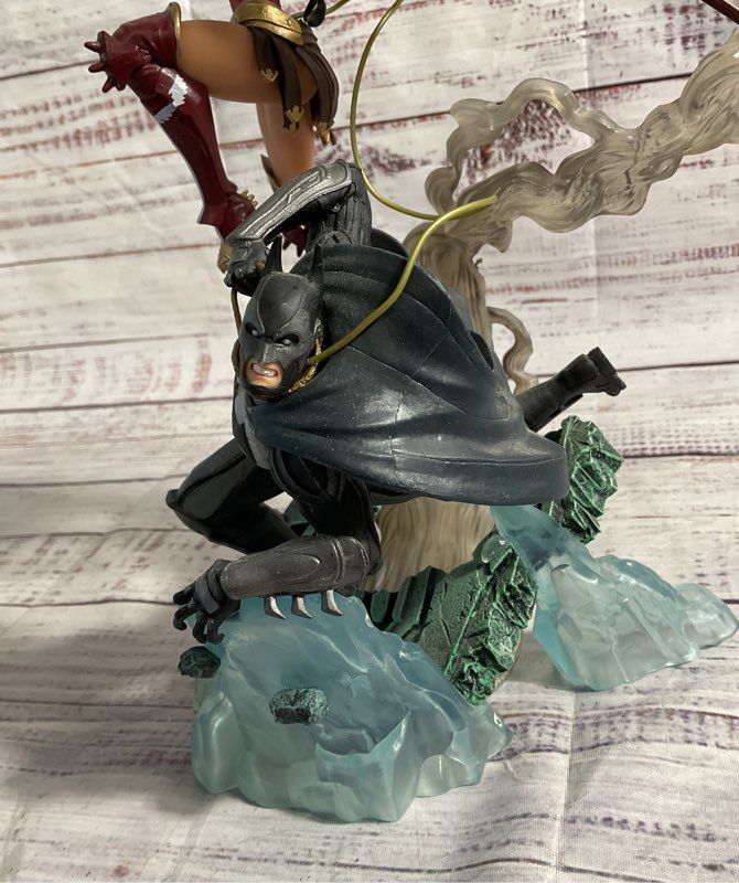 Injustice: Gods Among Us Collector's Edition PS3 Batman Wonder Woman PVC Statue