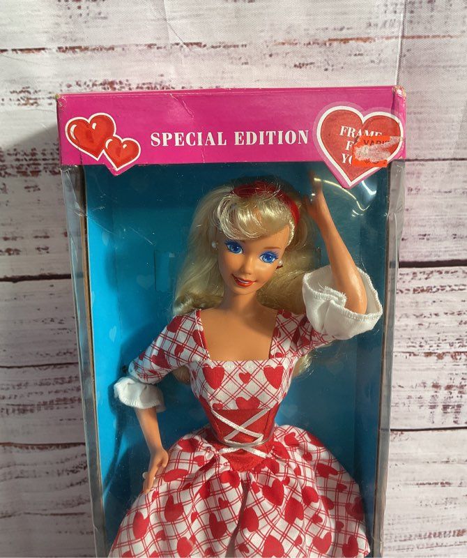 NIB 1995 Valentine Sweetheart Barbie Doll Special Edition Mattel 14644