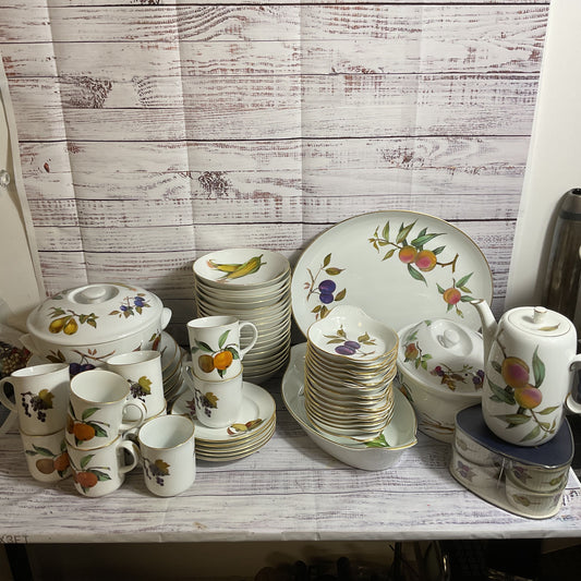 VTG. ROYAL WORCESTER "Evesham" Plates, Mugs, Bowls, Serving Pieces, Coffee Pot