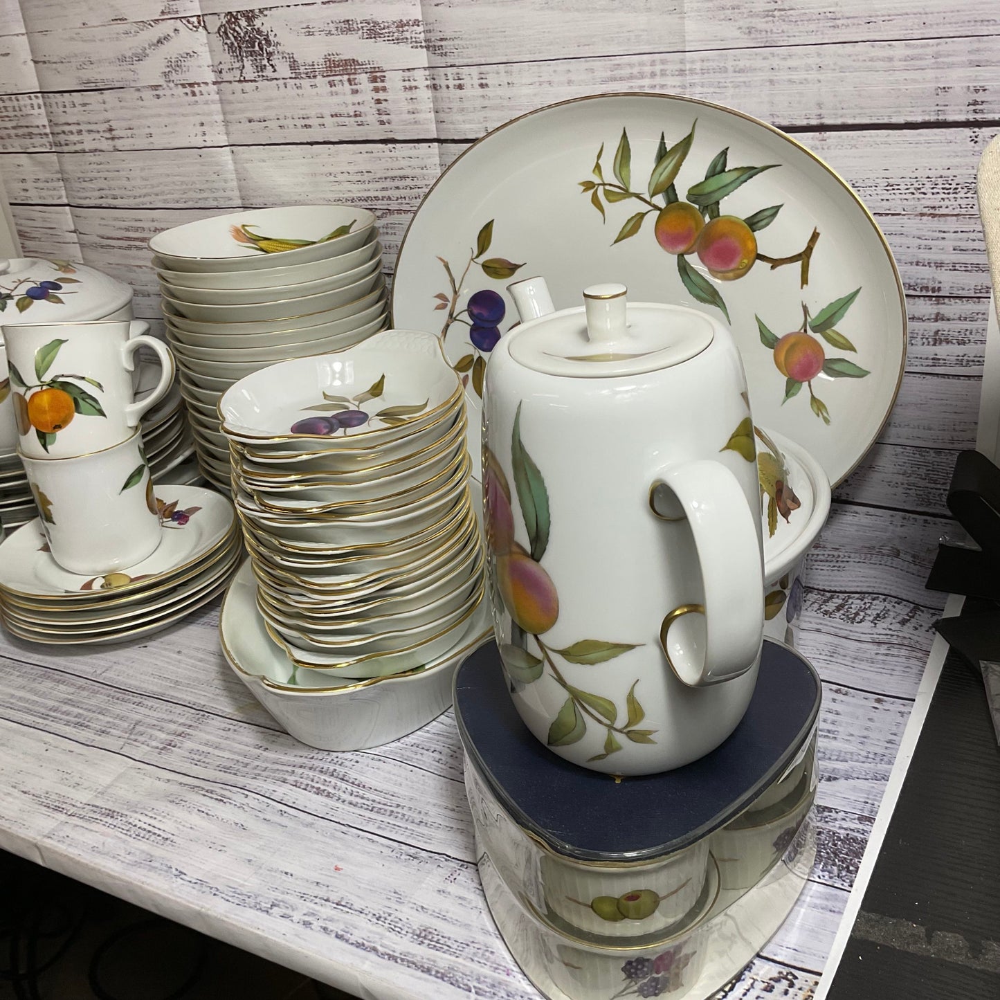 VTG. ROYAL WORCESTER "Evesham" Plates, Mugs, Bowls, Serving Pieces, Coffee Pot