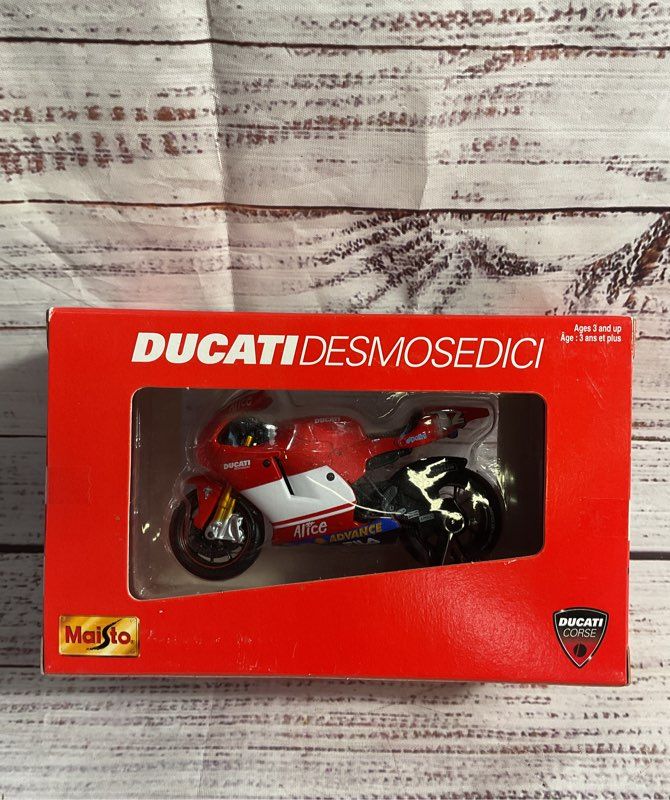 Maisto 1:18 Ducati Corse Desmosedici Troy Bayliss #12 Diecast Model Tb21 New
