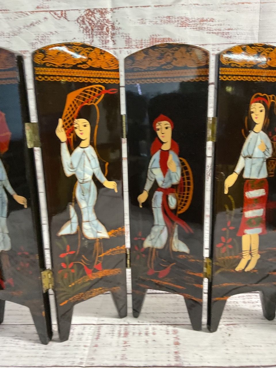 Vintage 6 Panel Lacquered Screen Hand Painted Woman Mother Of Pearl