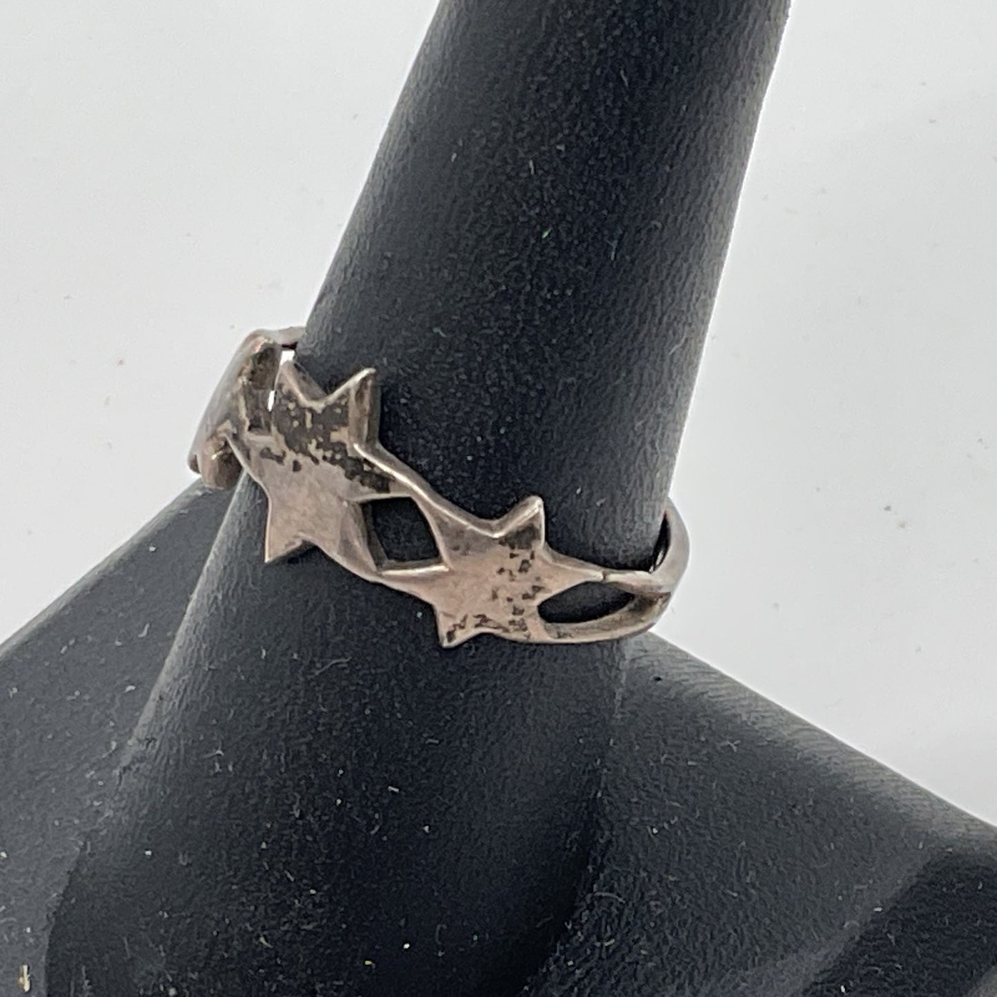 VTG. Sterling Silver 3 Star Detail SZ 8 Ring- 2.46g