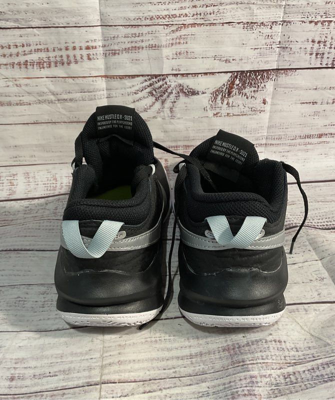 Nike Team Hustle D10 Low Black/Metallic Silver Kids 6Y CW6735 004