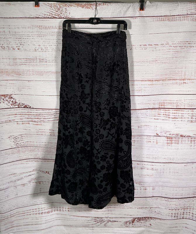 Women's Anthropologie Black wide leg Pants with velvet floral appliques Size 0