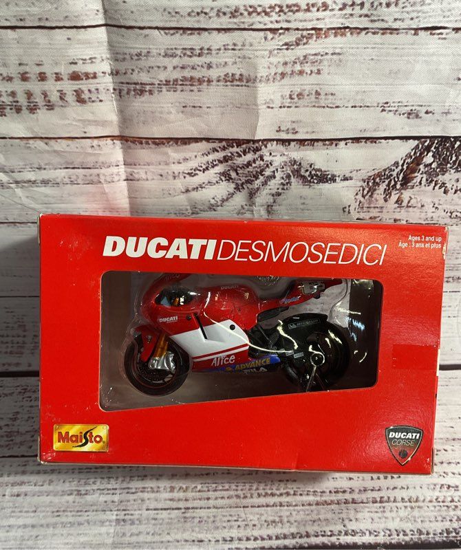 Maisto 1:18 Ducati Corse Ducati Desmosedici Loris Capirossi #65 Diecast