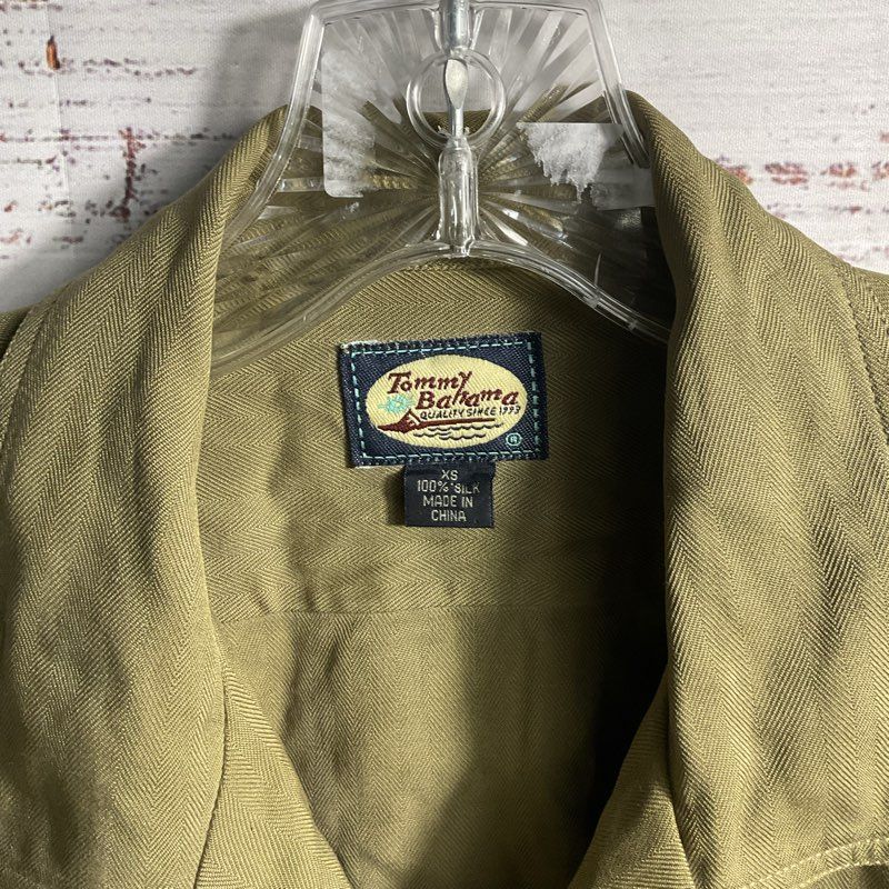 Tommy Bahama Olive Silk Cropped Short Sleeve Button Up Shirt sz XS *DAMAGED*