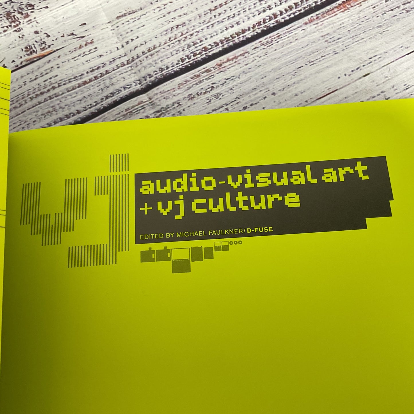 VJ: Audio-Visual Art and VJ Culture: Includes DVD