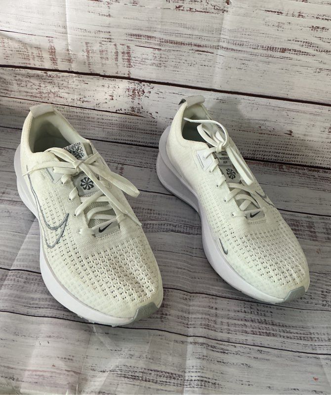 Women's Nike Interact Run Road Running White Metallic Silver Sneakers Size10