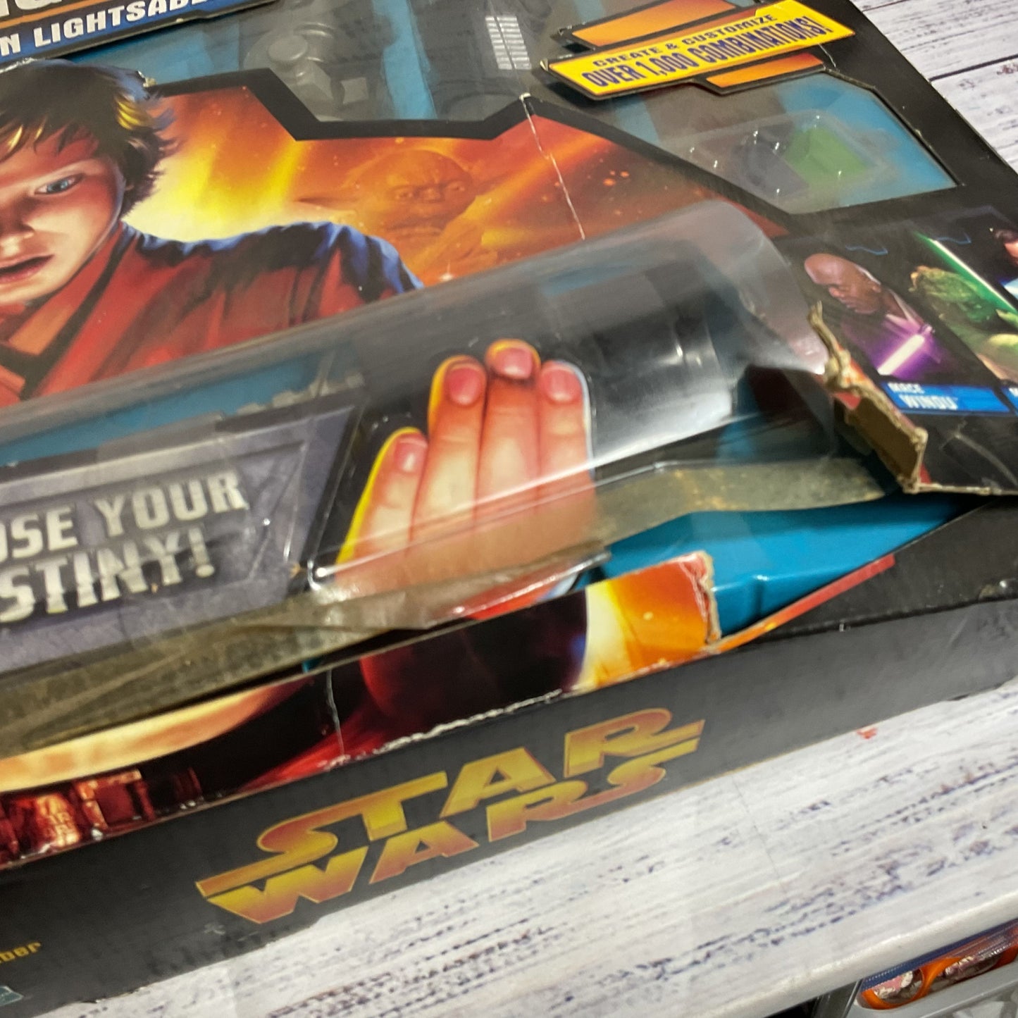 NWD 2005 HASBRO Star Wars Ultimate Lightsaber (BOX IS DAMAGED)