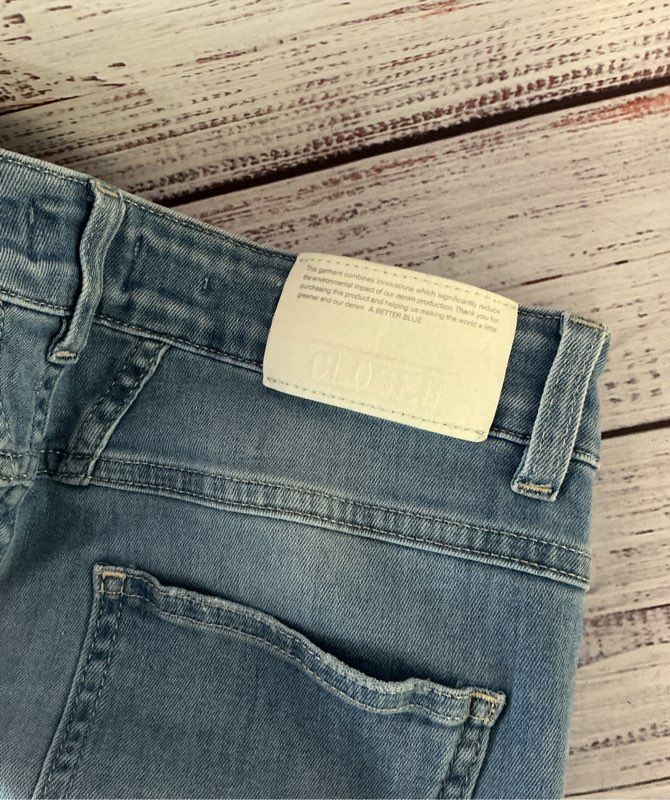 Women's Closed Made in Italy Glow Up Light Blue Flared Jeans Size 28 Retail $355