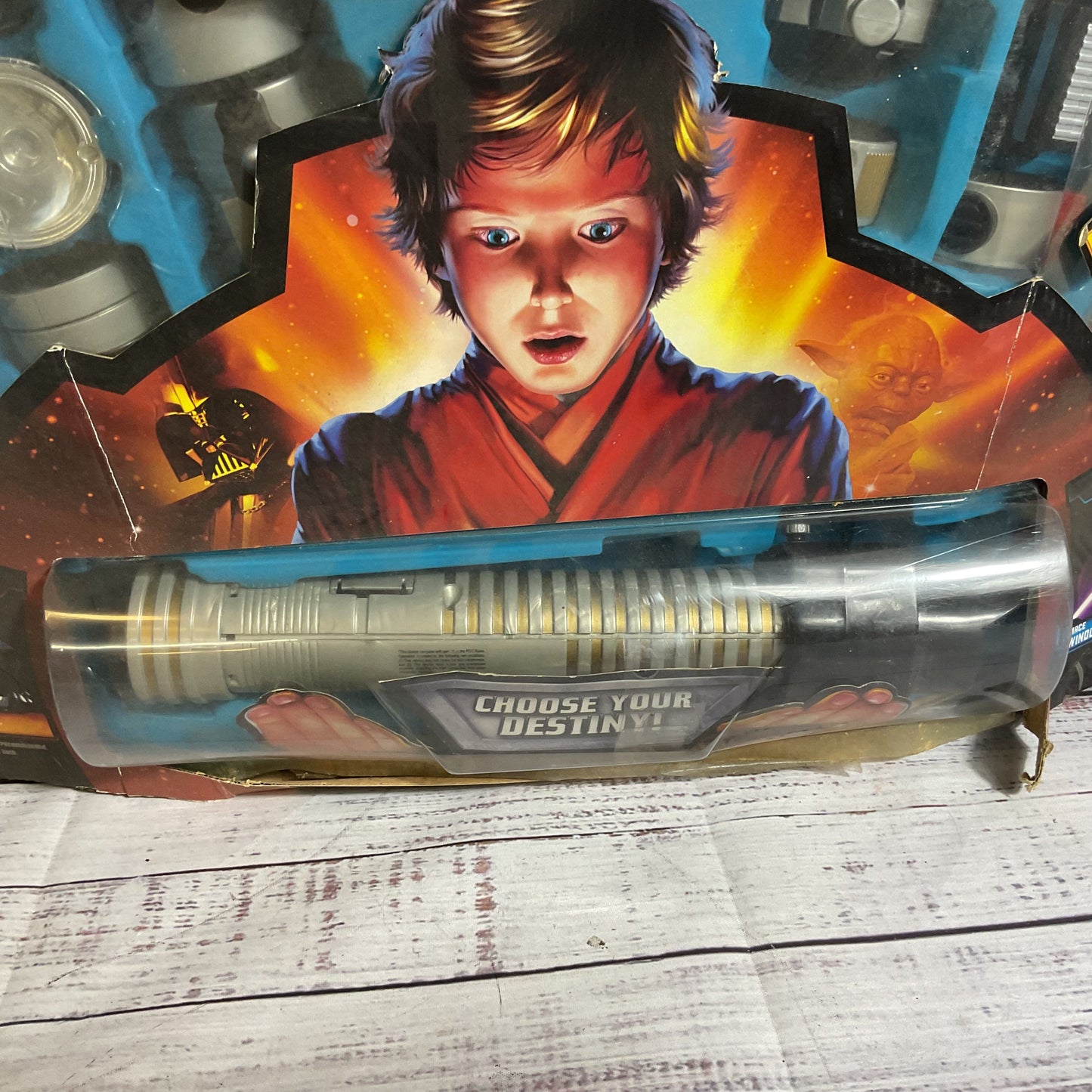 NWD 2005 HASBRO Star Wars Ultimate Lightsaber (BOX IS DAMAGED)