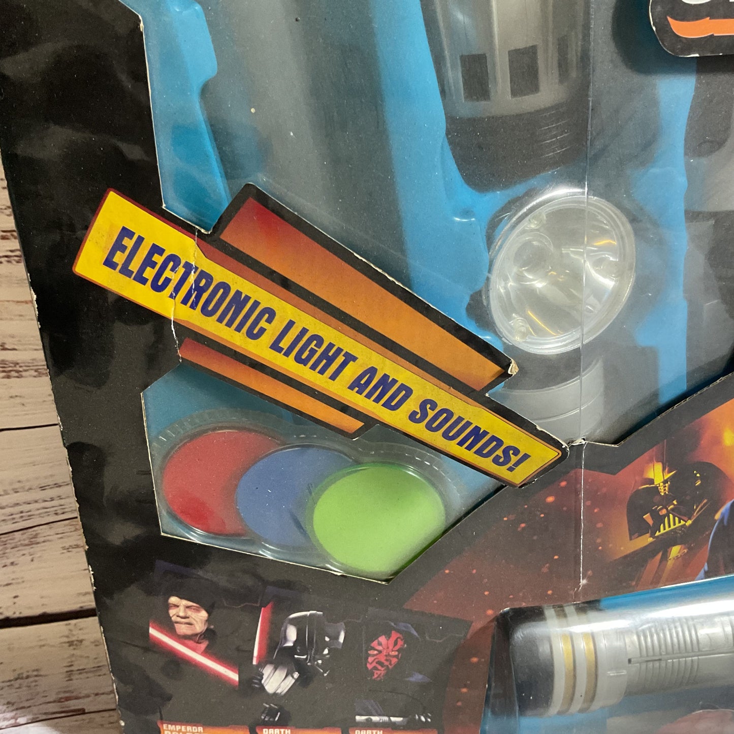 NWD 2005 HASBRO Star Wars Ultimate Lightsaber (BOX IS DAMAGED)