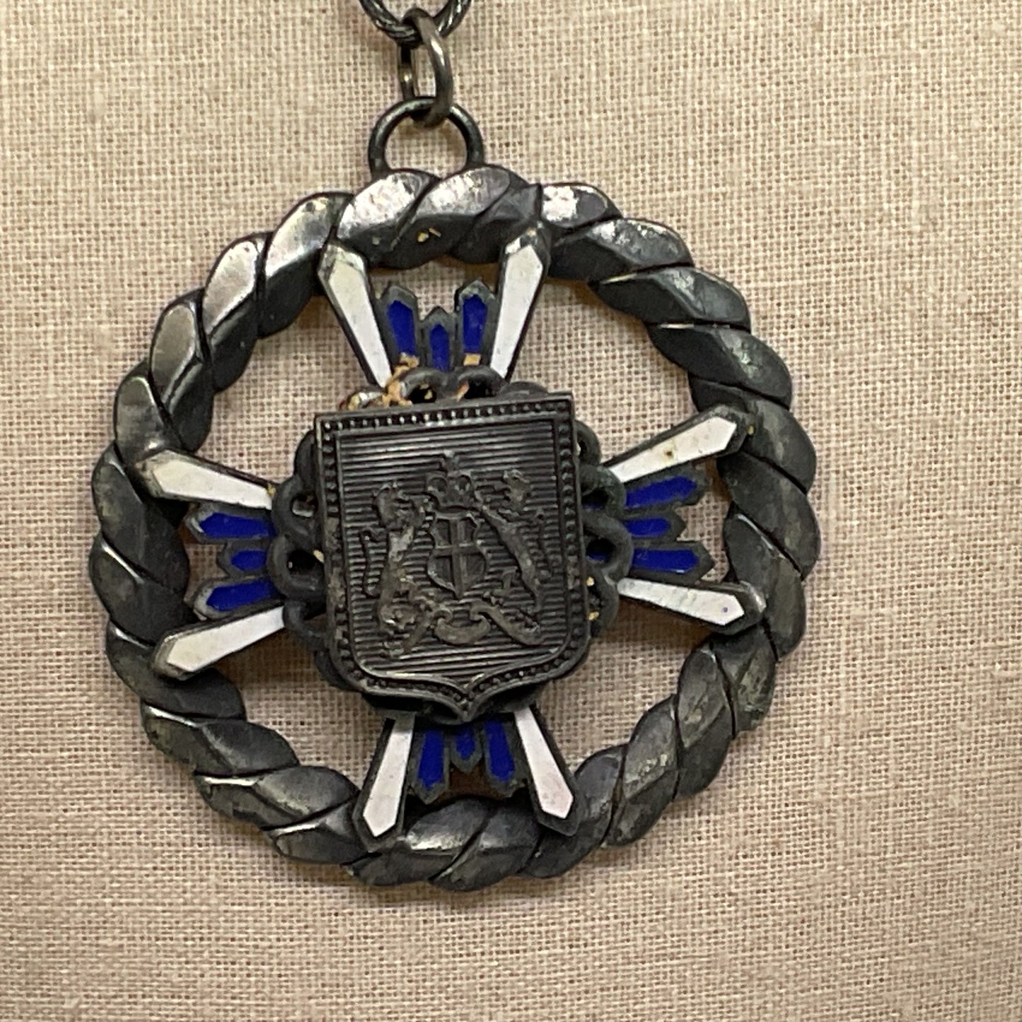 VTG./ANTIQUE Silver Tone & Enamel Lions Crest Pendant Chain Necklace