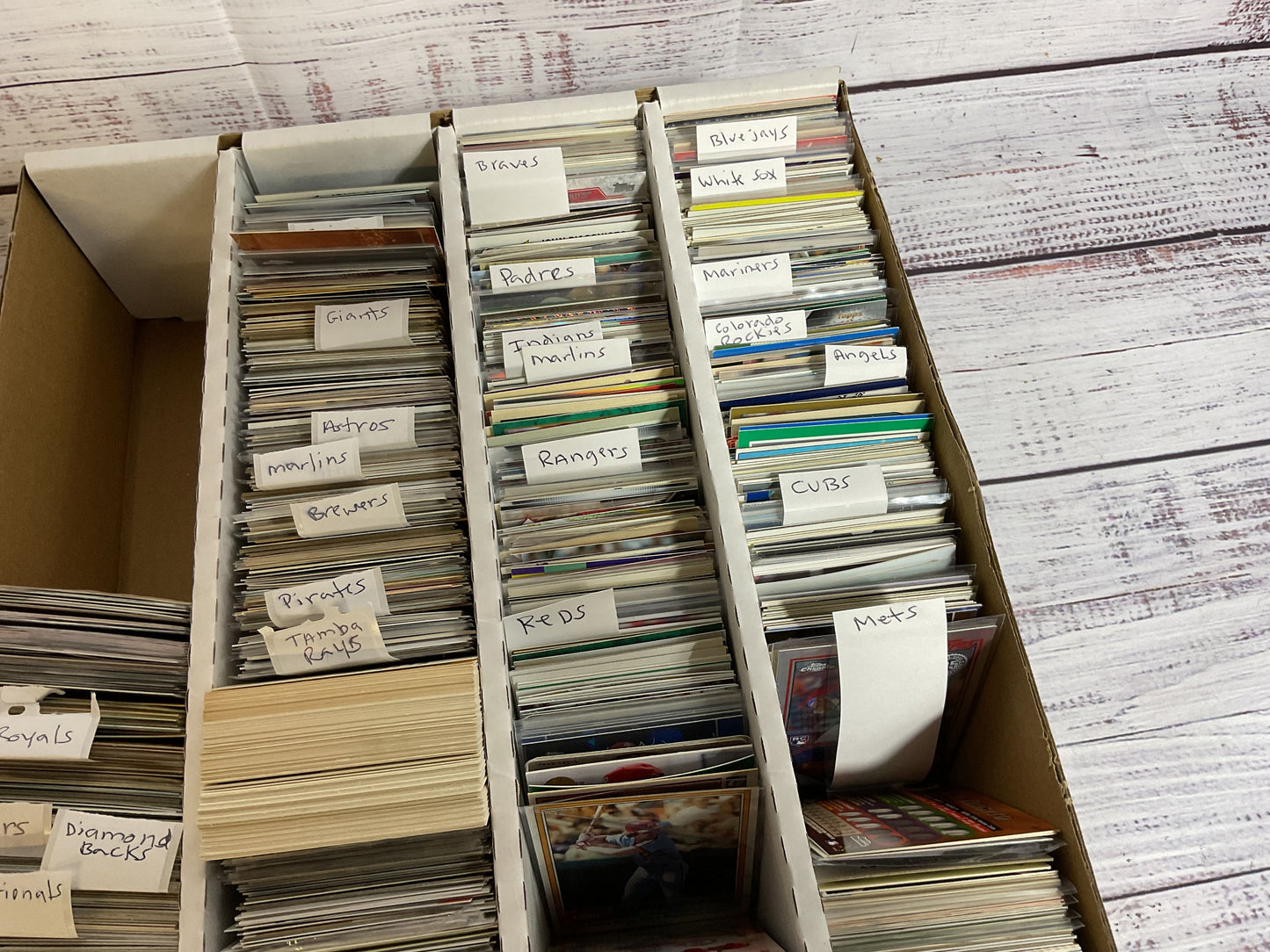 LOT OF 900+ MLB Baseball Cards